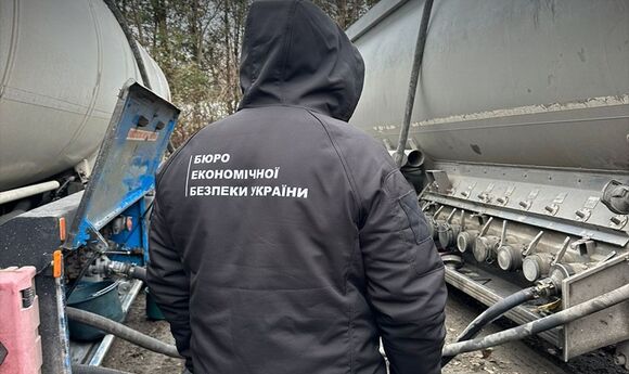 Співробітника АЗС на Буковині судитимуть за продажі фільсифікованого пального