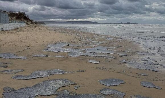 На узбережжя Чорного моря знову винесло мазут з затонулих російський танкерів 