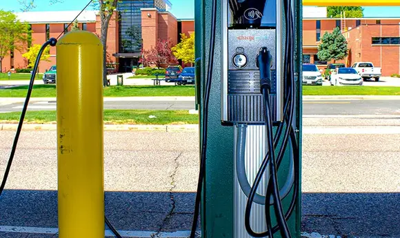 Трамп закриє всі зарядні станції в держбудівлях США