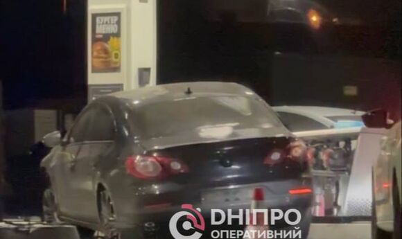 Легковик врізався в АЗС OKKO в Дніпрі