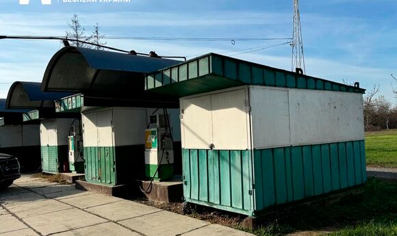 Працівник АЗС на Закарпатті незаконно торгував пальним без відома власника – БЕБ