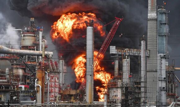 У Каліфорнії сталася масштабна пожежа на НПЗ