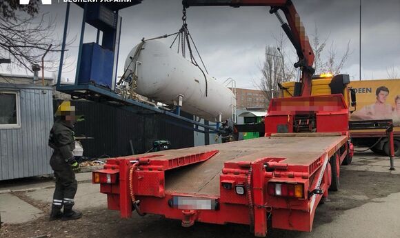 У Києві прибрали незаконну «бочку»: вилучено 6 т пального 