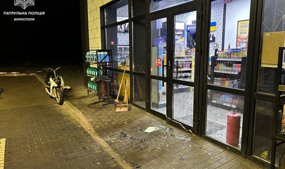 Підліток на мопеді влетів в АЗС Ukrnafta в Борисполі