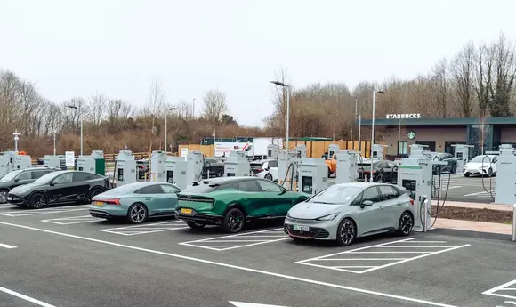 InstaVolt відкрила найбільшу у Британії станцію зарядки з кав’ярнею Starbucks