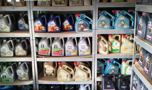 На Київщині незаконно виготовляли моторні оливи під етикетками відомих брендів