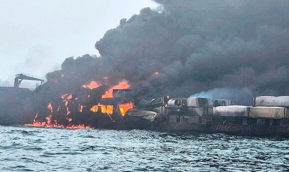 Біля берегів Великобританії продовжує горіти танкер з пальним