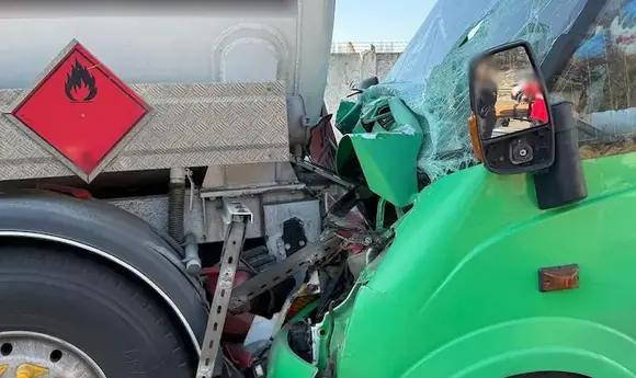 Маршрутка з людьми вʼїхала в бензовоз біля Вишгорода