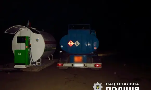 Поліцейські вилучили пальне та обладнання незаконної АЗС на Сумщині