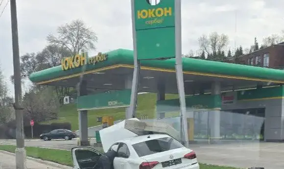 Автівка влетіла в АЗС «Юкон» в Дніпрі 