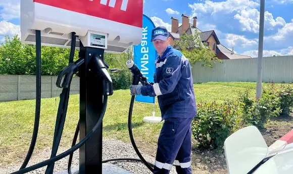 В окупованому Луганську з'явилася перша зарядна станція: на АЗС «державної» мережі