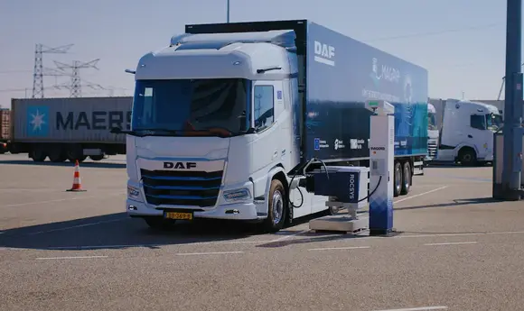 В Нідерландах тестують робота, який заряджає автономні електромобілі