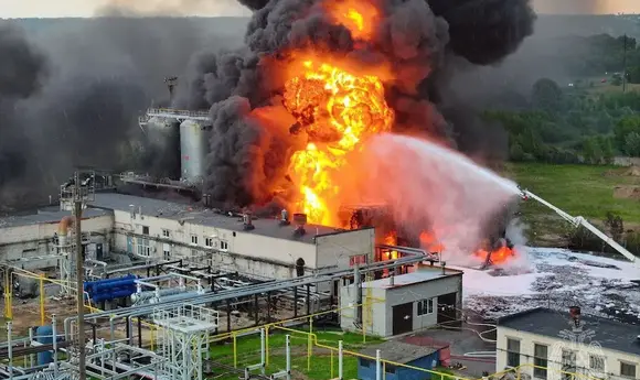 В Нижньогородській області РФ велика пожежа: горіла бітумна установка 