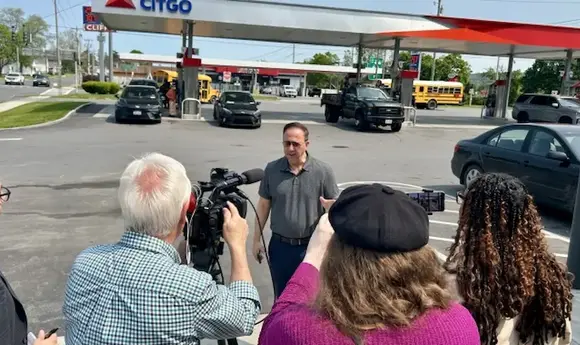 На АЗС Нью-Йорку повертають фіксатори на заправочні пістолети