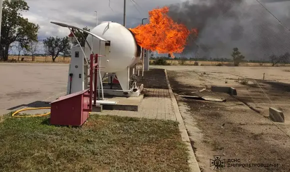 Росіяни вдарили дроном по газовому модулю на АЗС в Нікополі