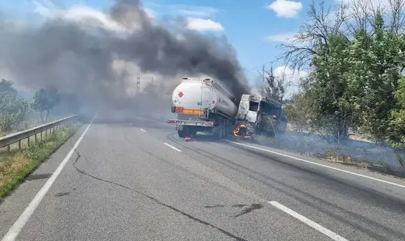 На трасі Одеса-Рені загорівся бензовоз