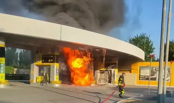 У Херсоні після обстрілу росіян виникла пожежа на АЗС Motto, під час гасіння відбулася повторна атака