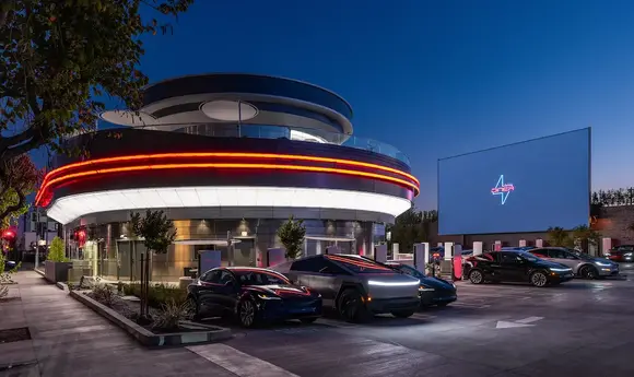 В Лос-Анджелесі відкрили першу заправку-кінотеатр