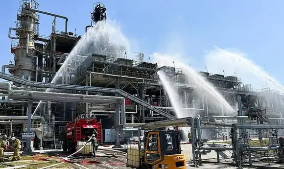 На Новошахтинському НПЗ у Ростовській області ліквідували пожежу після атаки БПЛА