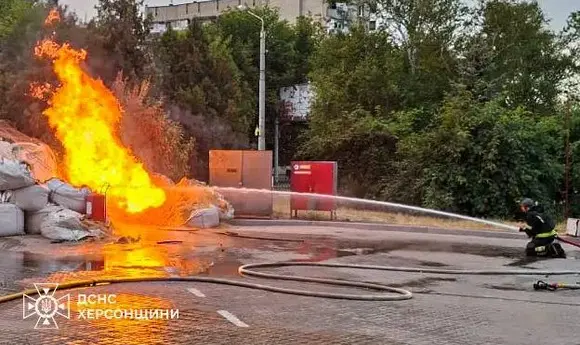 Російська армія атакувала АЗС у Херсоні: виникла пожежа