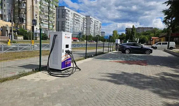 McLaut встановила першу електрозарядку в Черкасах