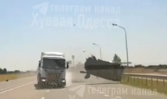 Під Одесою сталася ДТП за участю бензовоза: легковик кілька разів перекинуло