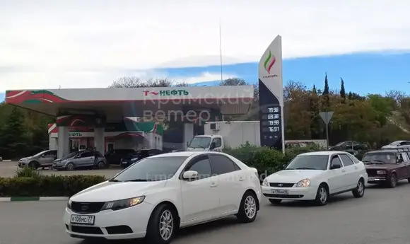 В Криму — кілометрові черги біля АЗС, деякі заправки пропонують «бодягу» — ЗМІ