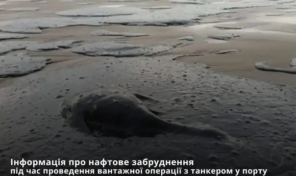 Нафтова пляма в Чорному морі після розливу в Новоросійську прямує в бік України