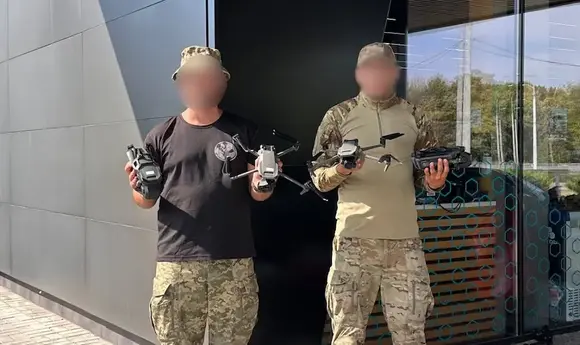 Мережа АЗС Neftek передала ЗСУ дрони DJI Mavic 3 