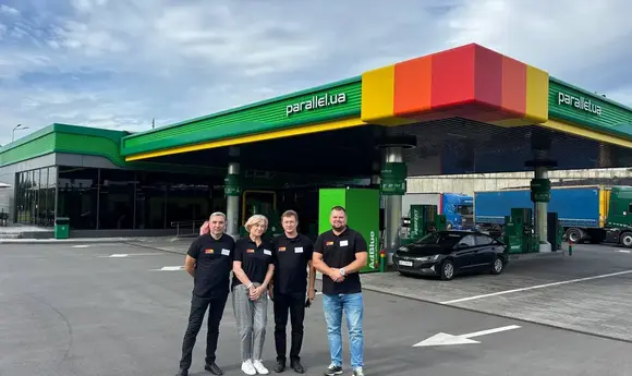 Топ-менеджмент Parallel провів день, працюючи на АЗК 