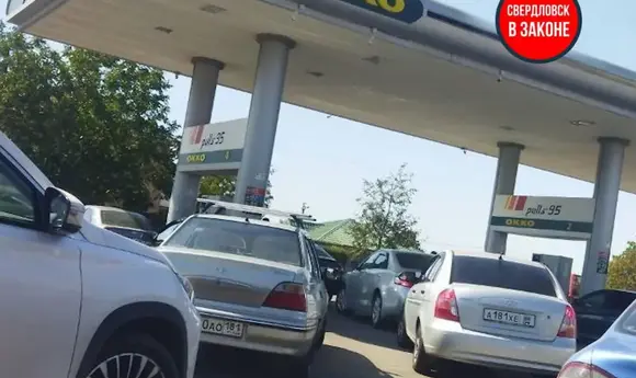 На Луганщині величезні черги на АЗС: окупанти визнали, що «ситуація складна»