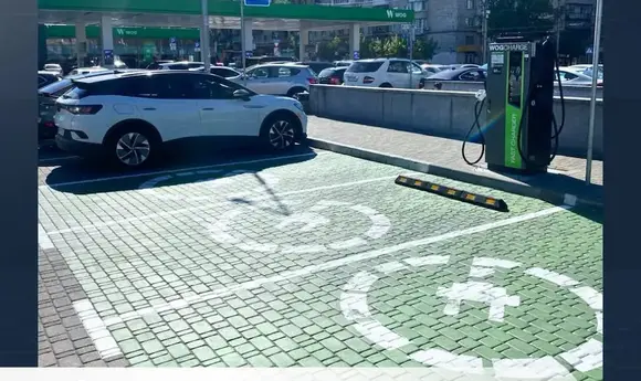 На АЗС WOG в Києві з'явилася нова зарядка для електромобілів від TOKA