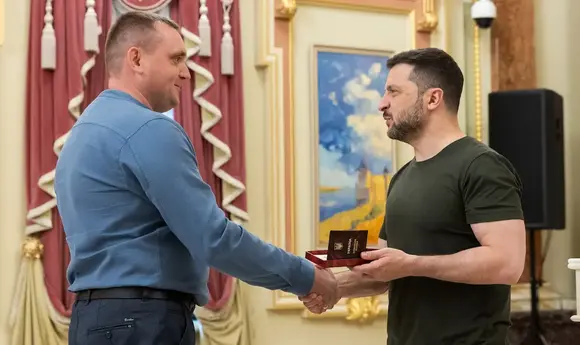 Зеленський нагородив інженера ГПЗ «Укрнафти» за рішучі дії під час атаки РФ