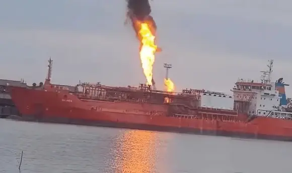 В порту Ізмаїла горить LPG-танкер після удару дрона, є ризик вибуху