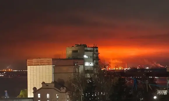 У Саратові після атаки дронів горить НПЗ, уражено термінал у Феодосії