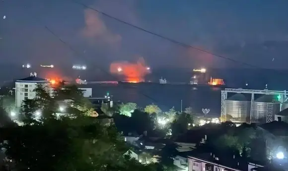 В російському Туапсе дронами уражено нафтовий танкер