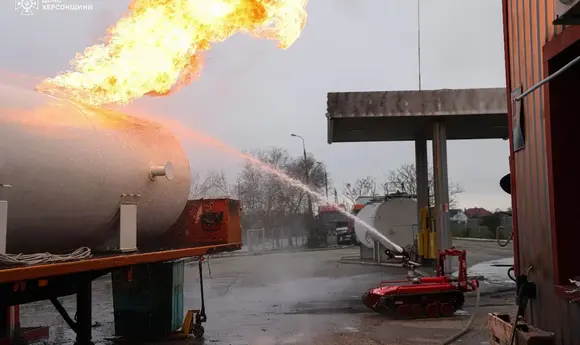 ДСНС гасила пожежу на АЗС у Херсоні за допомогою дрона після двох ударів росіян