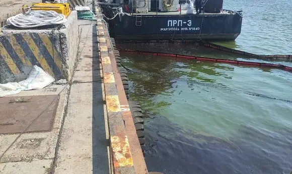 Російська компанія розлила нафтопродукти в порту Маріуполя