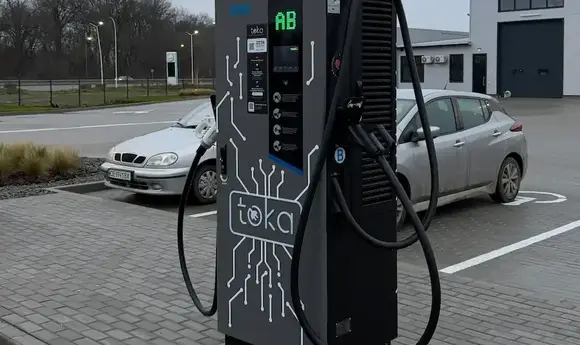 Martin встановила швидкісну електрозарядку на АЗС у Чернівцях