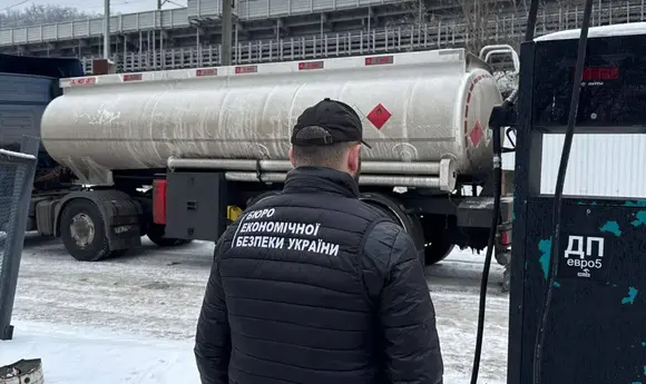У Києві закрили нелегальну АЗС: вилучено пальне та бензовоз на 2,5 млн грн