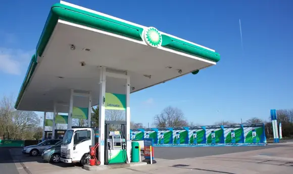 Ціни на бензин в Британії впали до мінімуму з 2021 р., але суперечки щодо маржі АЗС тривають