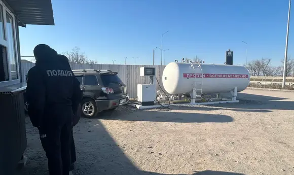 Податківці Миколаївщини виявили незаконну АЗС