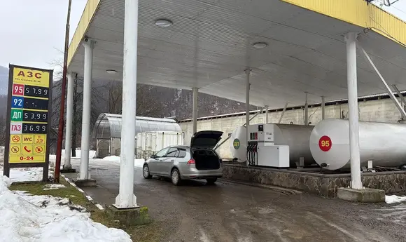 Податківці припинили діяльність нелегальної АЗС на Закарпатті