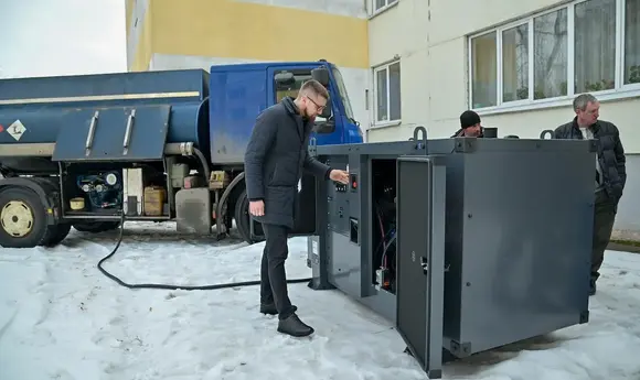 «АТ Енерго Трейд» передала ще 2,7 тис. л дизпального для пунктів незламності в Києві