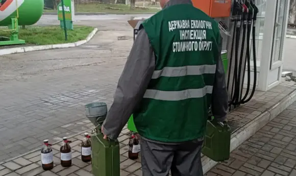 На Київщині ДЕІ спільно з БЕБ перевіряють якість пального на АЗС
