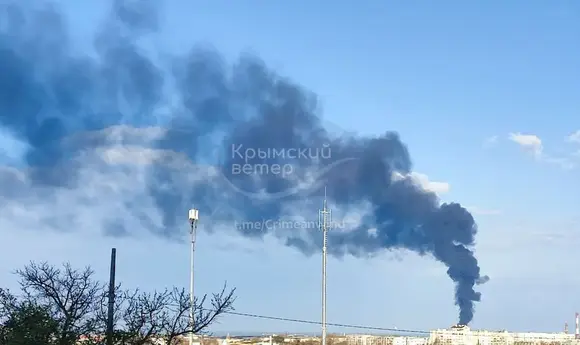 В Криму продовжує горіти нафтобаза після удару БПЛА