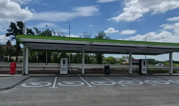 Мережа TOKA відкрила новий надпотужний зарядний хаб на АЗК OKKO
