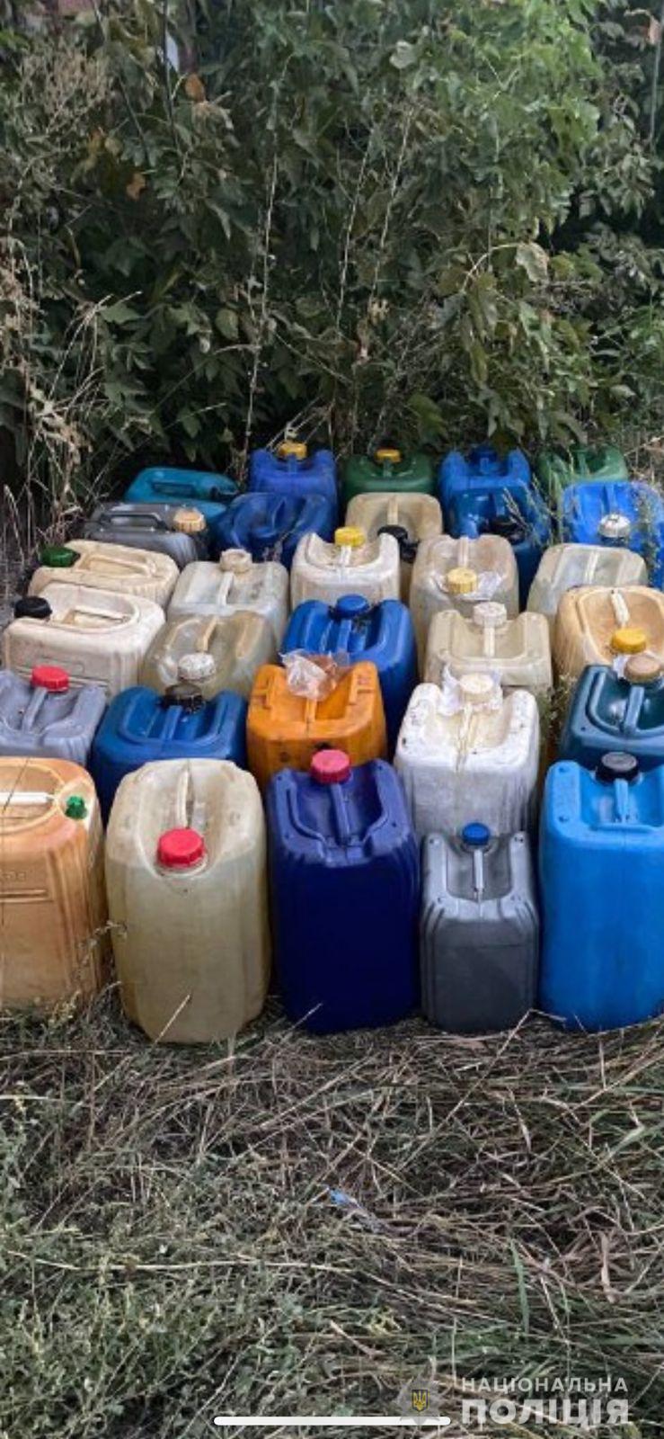 Крадіїв 600 л дизпального на АЗС затримали поліцейскі