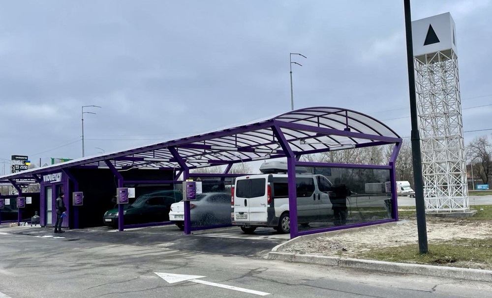 Мийка WashTec біля АЗС Ukrnafta в Києві.