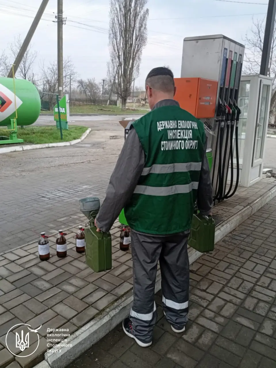 На Київщині ДЕІ спільно з БЕБ перевіряють якість пального на АЗС
